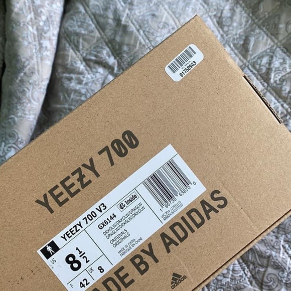 Yeezy 700v3 main image 4